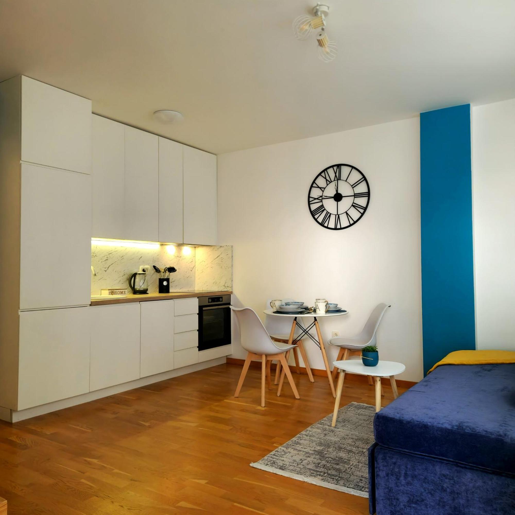 Four Views By The Sea Apartments بودفا المظهر الخارجي الصورة